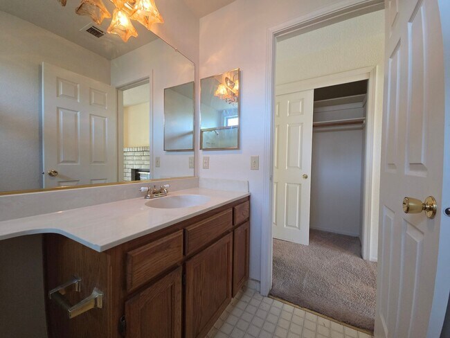 Building Photo - 3 bedroom/2bath home in quiet neighbothood