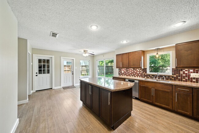 Building Photo - 1714 Parana Dr