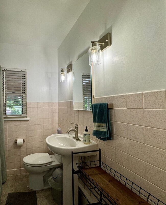 Building Photo - Beautiful 2 Bedroom Ranch Home Furnished o...