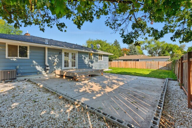 Building Photo - 9614 E Valleyway Ave