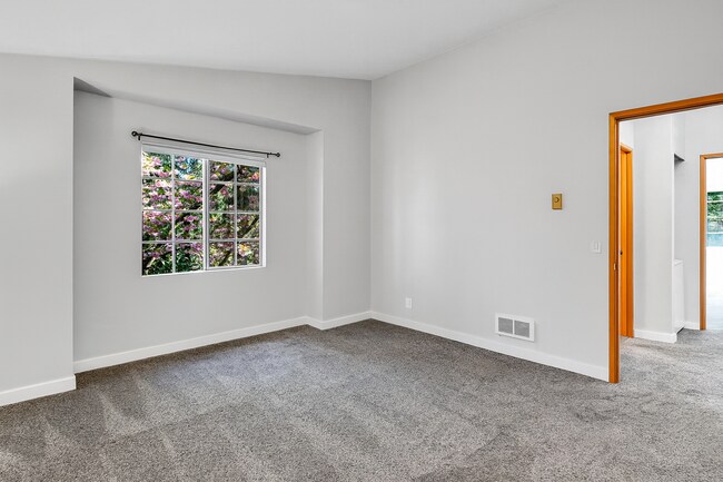 Building Photo - Beautiful 2 bed, 1.5 bath Townhome located in Edmonds $2395/mo.