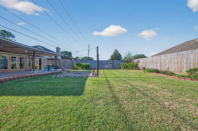 Building Photo - One of a kind home in Katy with large backyard and outdoor Oasis. With nearly 2300 sqft there's p...