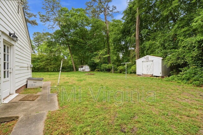 Building Photo - 400 Kemp Ln