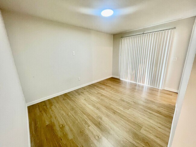 Building Photo - 5-Bedroom, 2 Bathroom Home with In-Unit Wa...