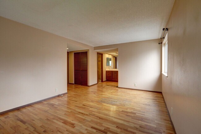 Building Photo - Bright spacious 4-bedroom 2.5 bath home in Bellevue