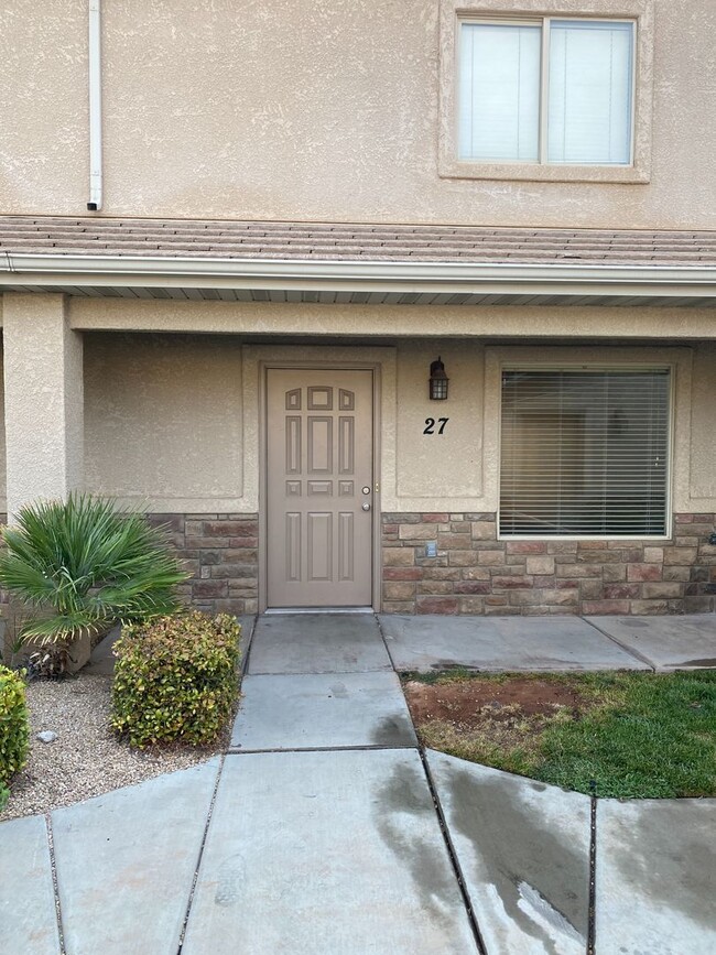 Building Photo - Very nice 3 bedroom 2.5 bath townhome in g...