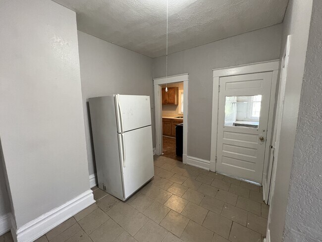 Building Photo - 3850 E 62nd St