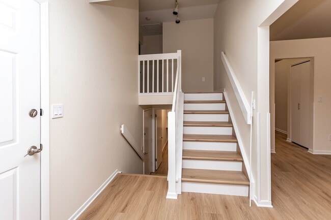Building Photo - Spacious & Bright Broadmoor Townhome with Covered Deck!