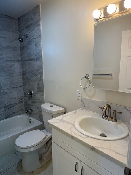 Building Photo - 1653 W 204th St