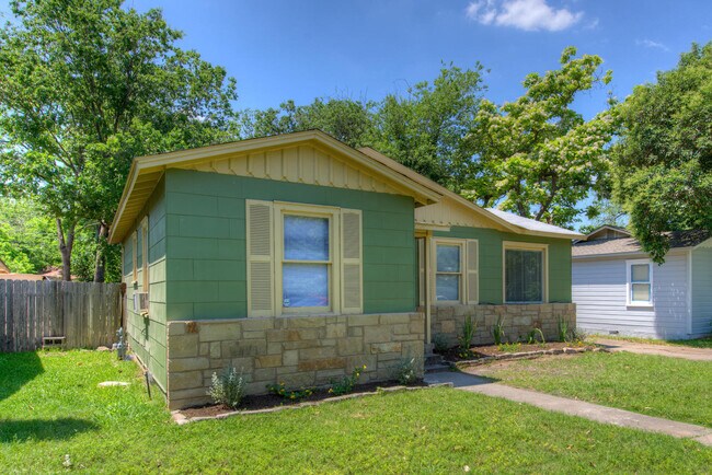 Building Photo - UT PRE-LEASE: 4 bed/2 bath North Campus home for pre-Lease. Features wood floors and many updates