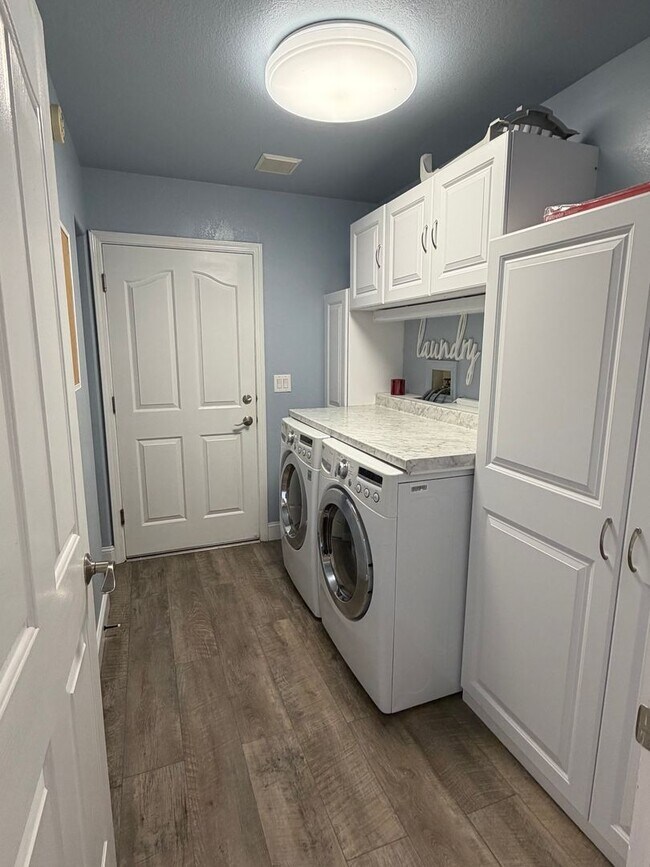 Building Photo - 4 Bedroom home in Ravenwood Estates