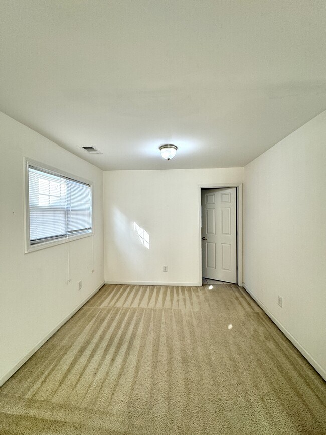 Building Photo - 6314 Mimosa Cir