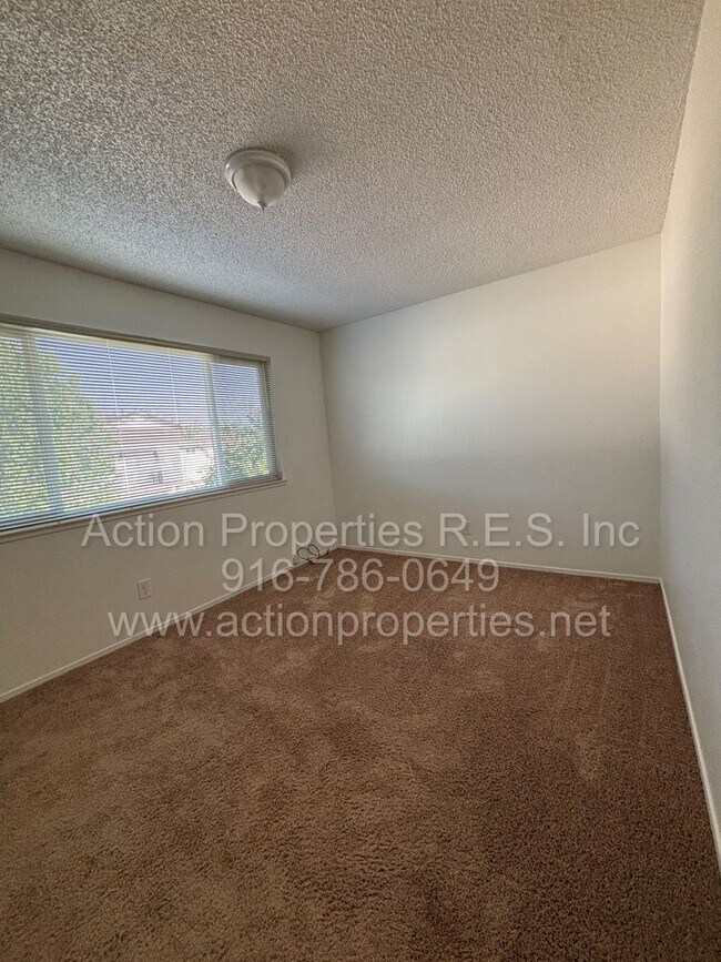 Building Photo - Roseville Condo all one level: 2 Bedroom 1 Bathroom Single Level, Large Living Room Central Heat ...