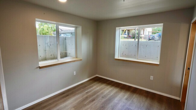 Building Photo - Baker Street Lofts