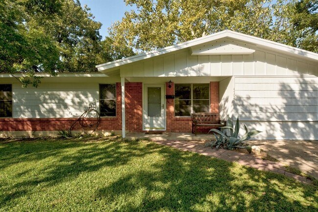Building Photo - 4704 S Forest Dr