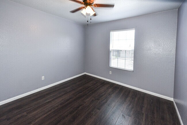 Building Photo - Elegant 4BR/3BA Home with Fireplace, Bonus Room and Open Layout!