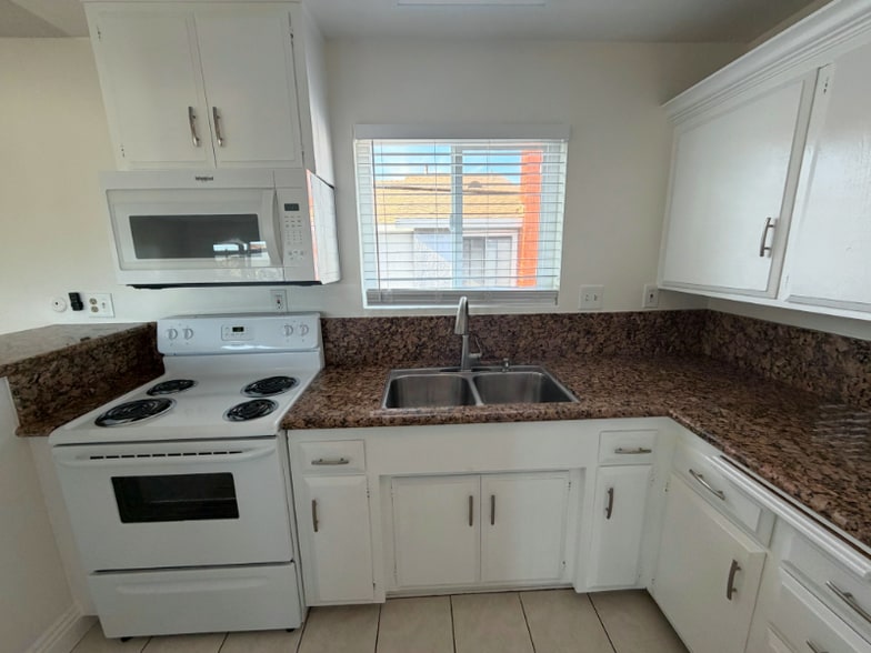 Building Photo - 931 W 19th St