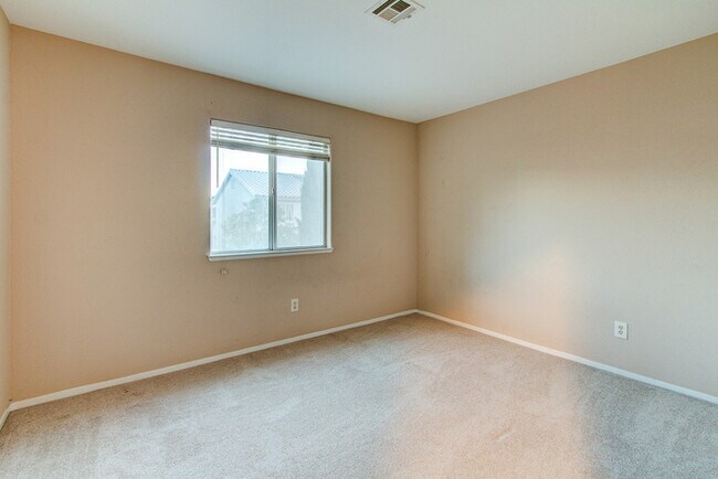 Building Photo - Charming 3-Bedroom Home with Spacious Back...