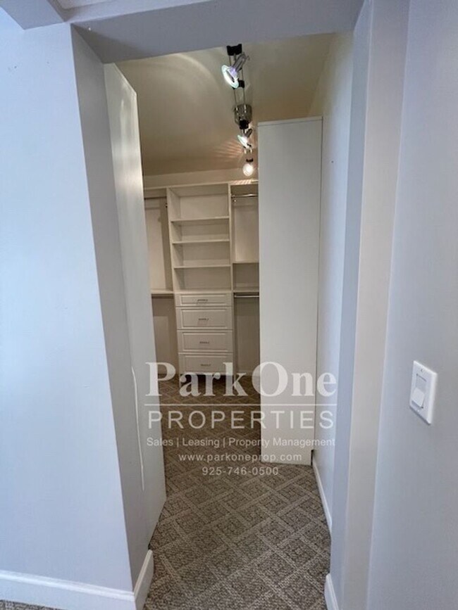 Building Photo - Spacious Condo Near Downtown Walnut Creek ...