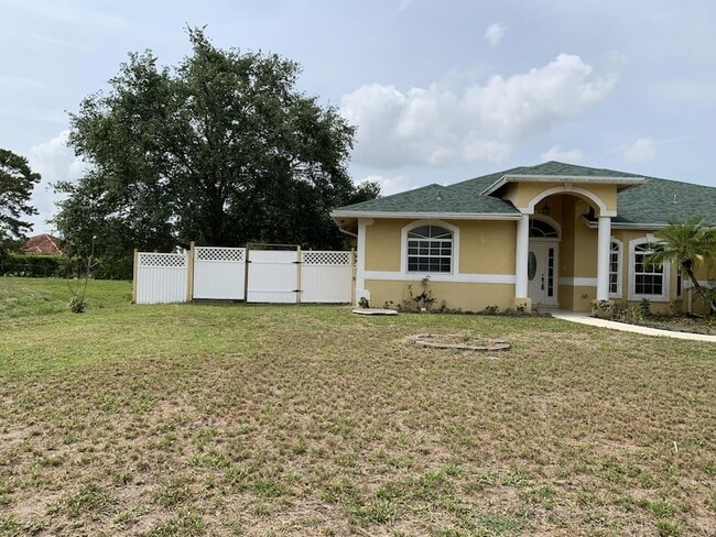 Building Photo - 180 SW Oakridge Dr