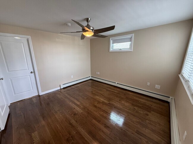 Building Photo - Mint 2 Bed/2 Bath Single-Family Home in Howard Beach!