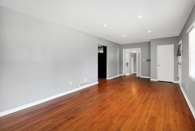 Building Photo - 3 bedroom 2 bath home in a great area filled with tons of extras you will LOVE!