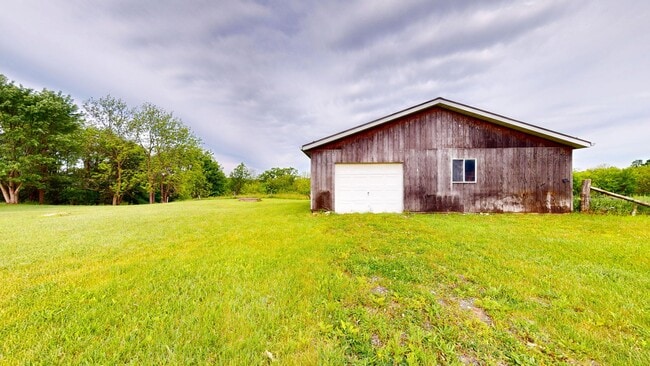 Building Photo - Crestview schools with land and barn!