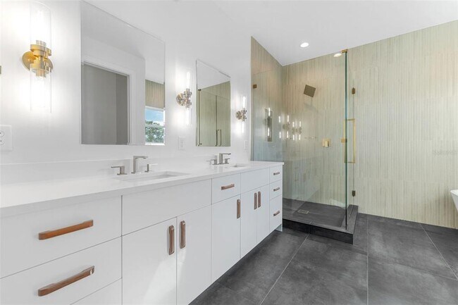 Building Photo - 102 W Adalee St