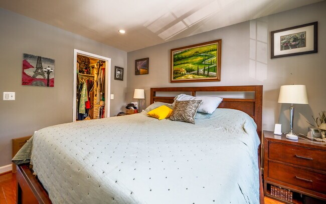 Building Photo - Charming Townhome with Unbeatable Amenities