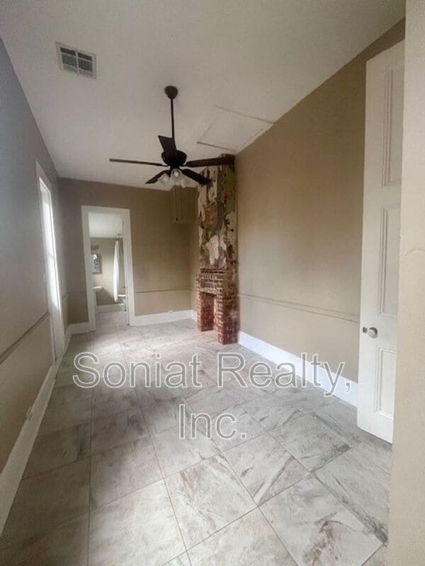 Building Photo - 2501 Burgundy St