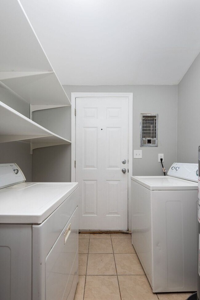 Building Photo - Located in the heart of Cleveland Park, this charming home has it all!