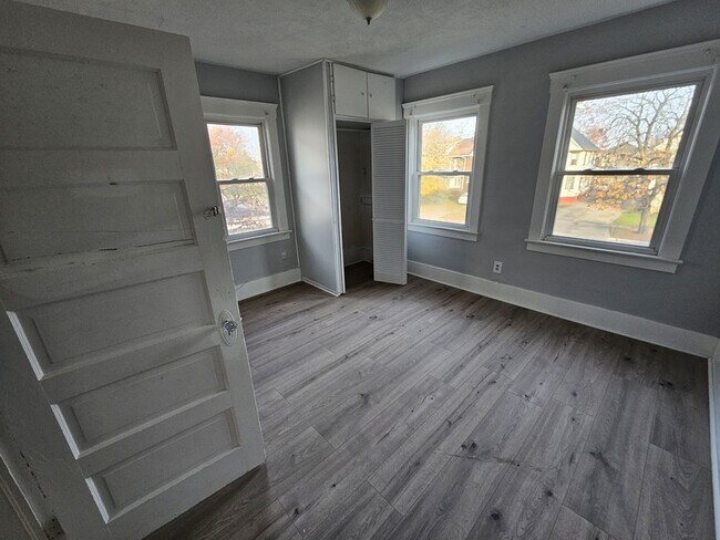 Building Photo - 1852 E 32nd St