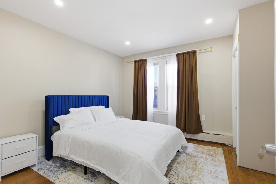 Building Photo - 706 Metropolitan Ave