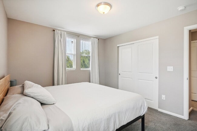 Building Photo - "Spacious 4-Bedroom Retreat with 2.5 Baths in Reunion!"