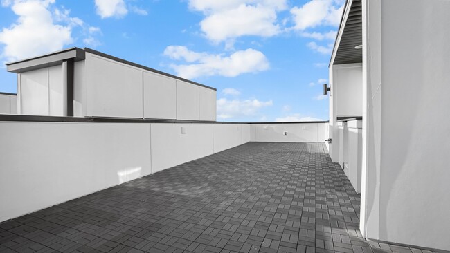 Building Photo - 910 Youngs Ln