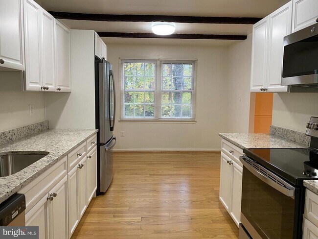 Building Photo - 6802 Dina Leigh Ct