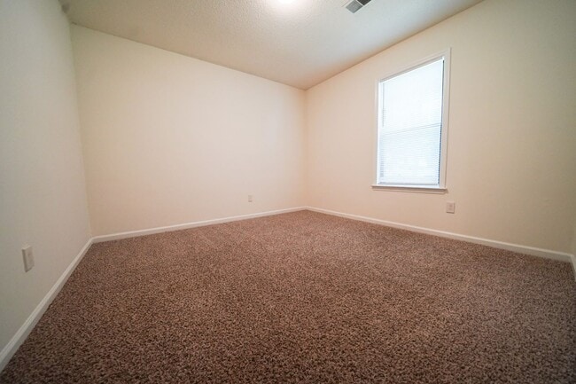 Building Photo - E. Charlotte - 3br 2ba Ranch w/Sunroom