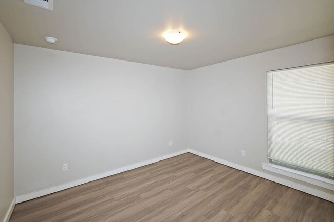 Building Photo - 6904 Athens St