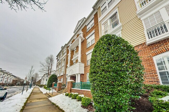 Building Photo - Beautiful two bedroom, two bathroom unit l...