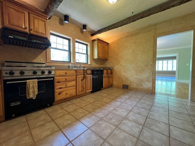 Building Photo - 3232 Clarendon Rd