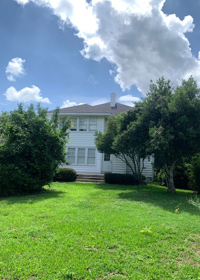 Building Photo - Beautiful Historic 3 Bedroom 2 Bath House on Colonial Drive