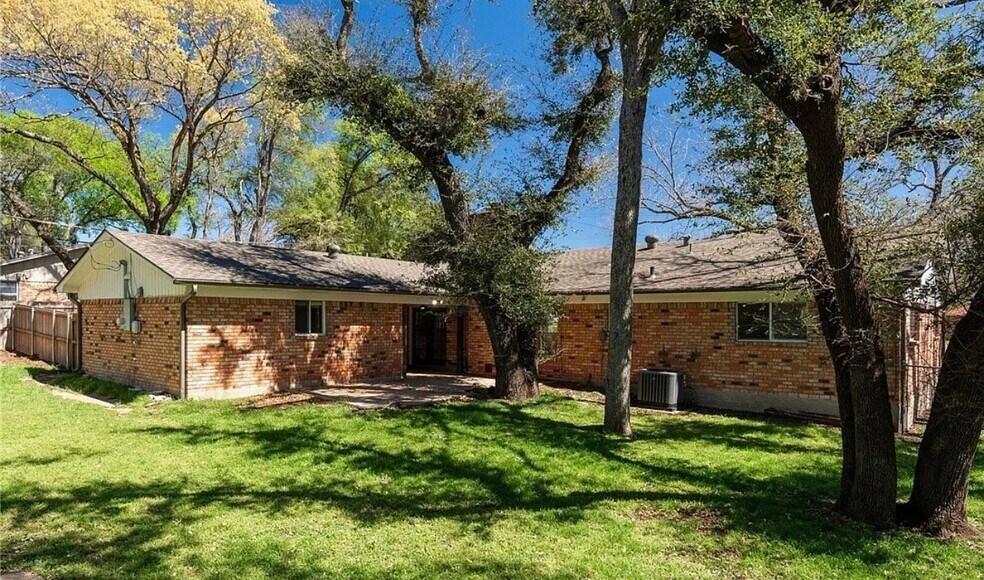 Building Photo - 3106 Hickory Rd