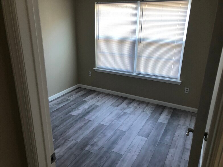 Building Photo - 290 Heather Croft