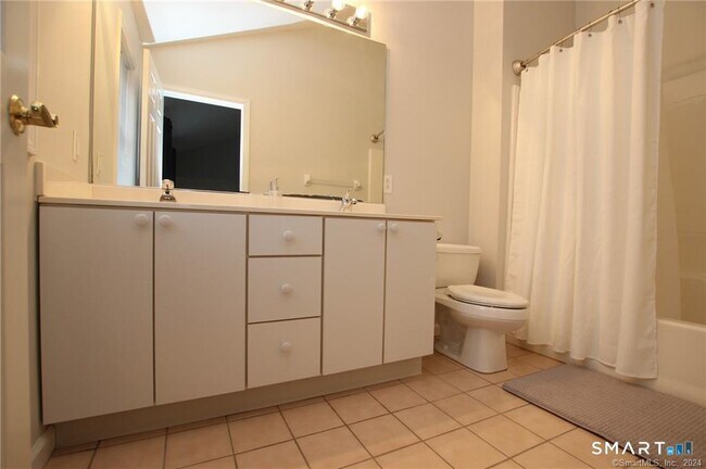 Building Photo - 303 Larson Dr