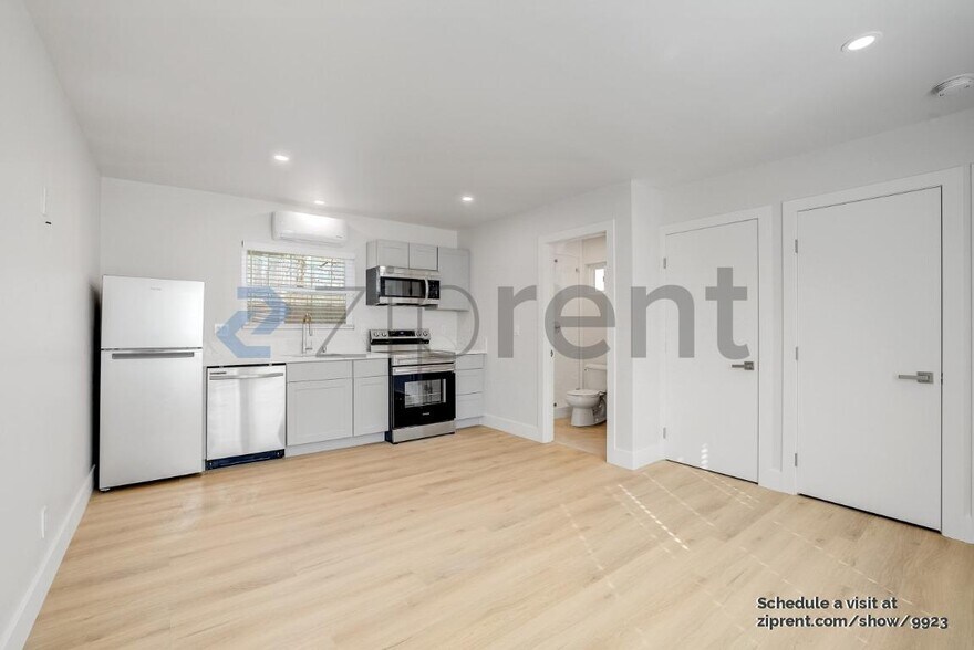 Building Photo - Unit B
