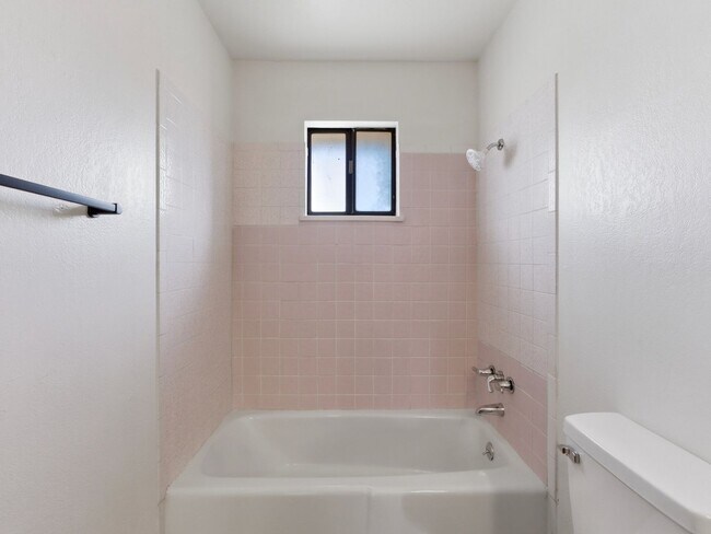 Building Photo - Remodeled 2 Bedroom, 1 Bathroom Apartment- Close to shopping!