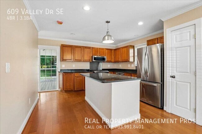Building Photo - 609 Valley Dr SE