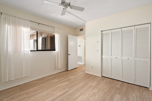 Building Photo - 6165 S Mirror Lake Dr