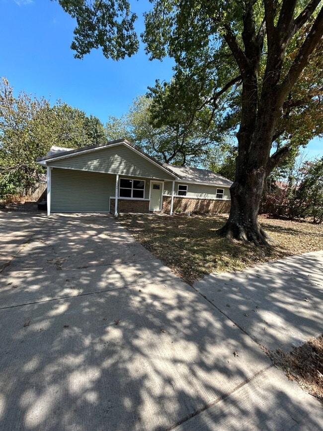 Building Photo - "Charming 4-Bedroom Retreat with Granite T...