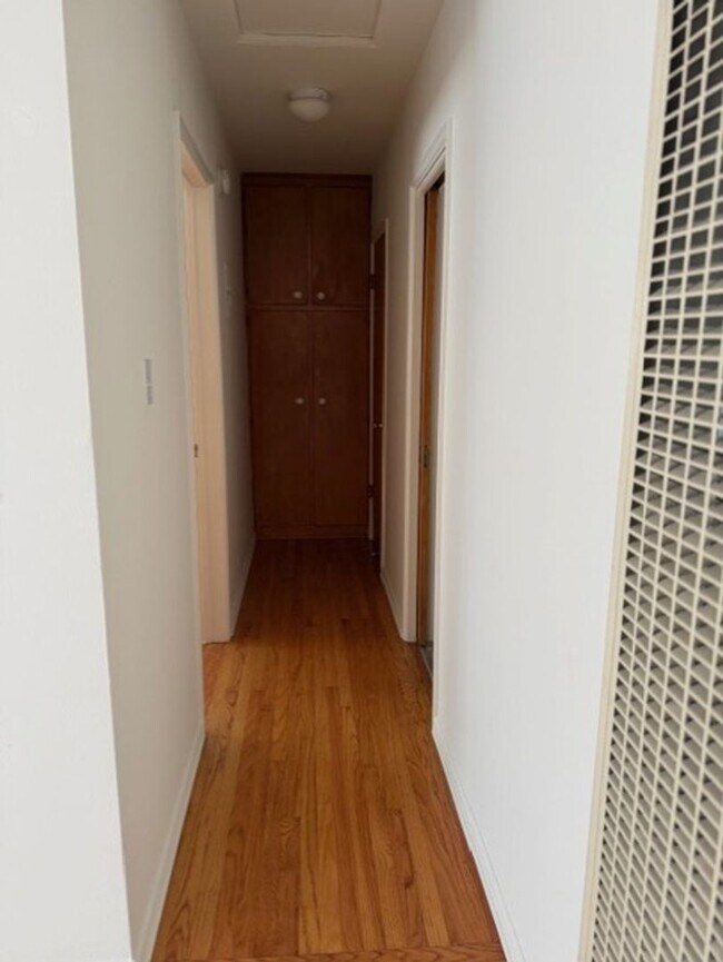 Building Photo - 1055 Thompson Ave